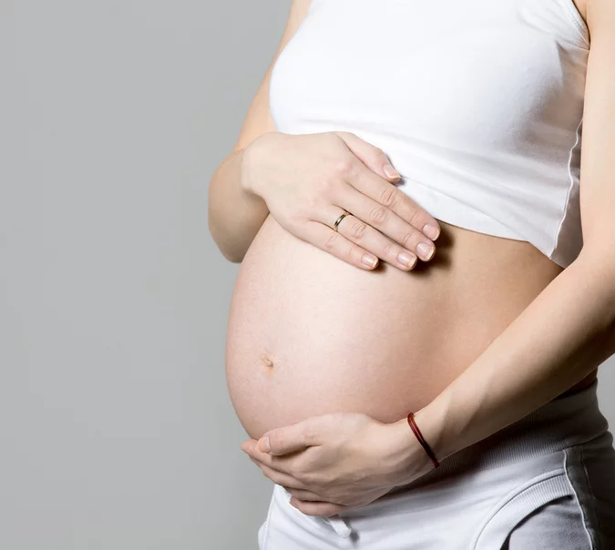 Kwas foliowy i witamina B12 w ciąży – kiedy niezbędna jest ich suplementacja?