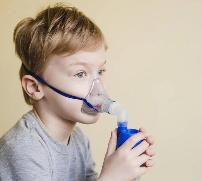 Domowe sposoby na suchy kaszel u dziecka – inhalacje i łagodzące syropy