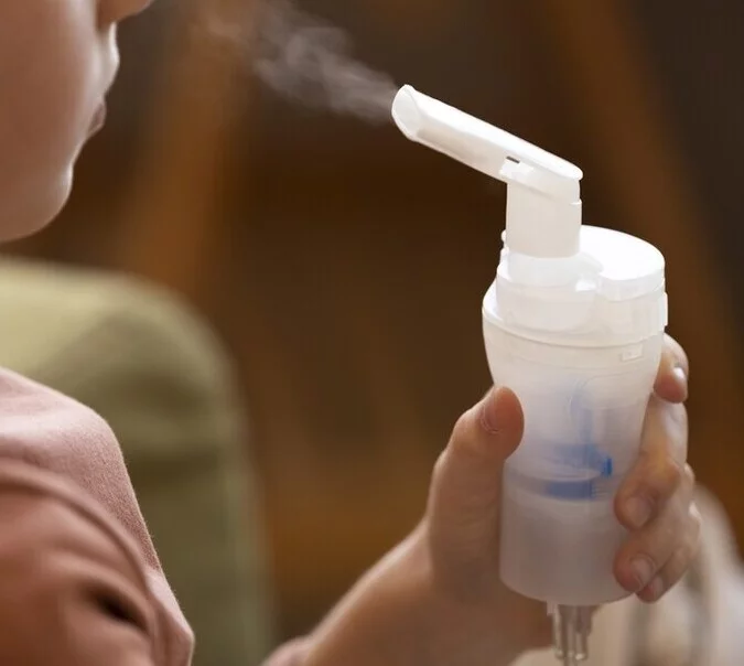 Nebulizator a inhalator – jaka jest różnica w działaniu i wykorzystaniu urządzeń?
