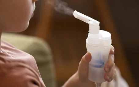 Nebulizator a inhalator – jaka jest różnica w działaniu i wykorzystaniu urządzeń?