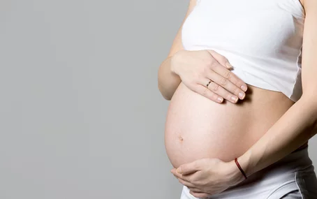 Kwas foliowy i witamina B12 w ciąży – kiedy niezbędna jest ich suplementacja?