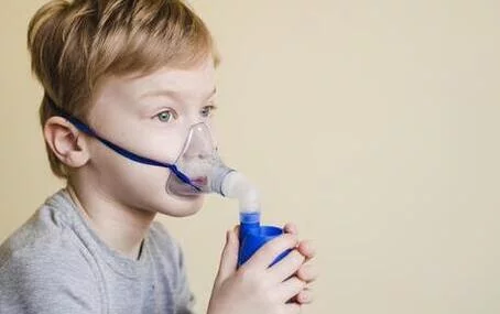 Domowe sposoby na suchy kaszel u dziecka – inhalacje i łagodzące syropy
