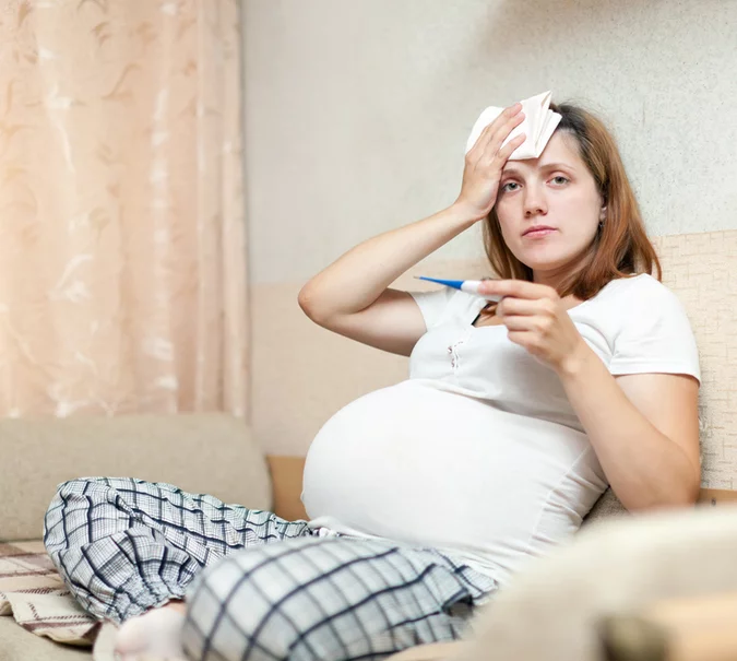 Przeziębienie w ciąży - czy jest groźne? Jak je leczyć?